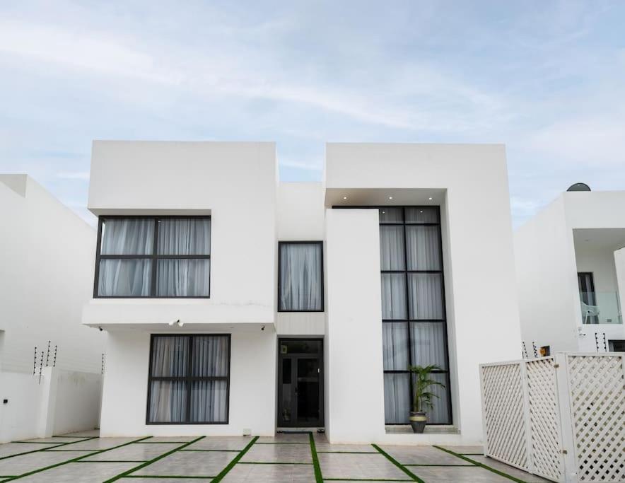 The Chou, Luxurious 3-bedroom House 7-mins from Airport
