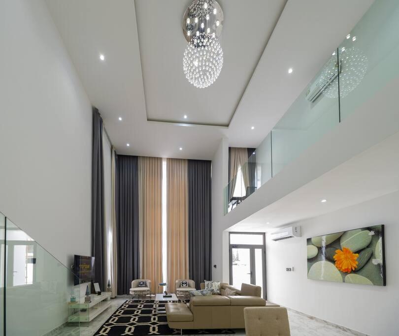The Chou, Luxurious 3-bedroom House 7-mins from Airport photo 3