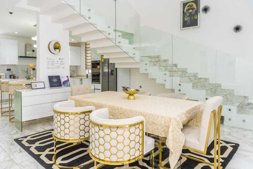 The Chou, Luxurious 3-bedroom House 7-mins from Airport photo 4