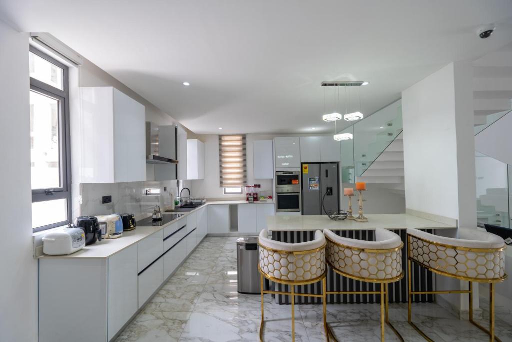 The Chou, Luxurious 3-bedroom House 7-mins from Airport photo 2
