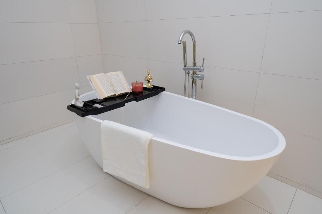 The Chou, Luxurious 3-bedroom House 7-mins from Airport photo 1