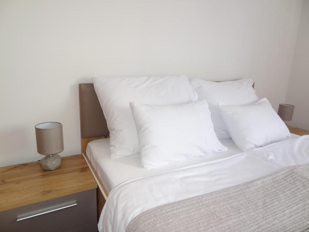 Well-equipped apartment with free parking - Tap to explore photos