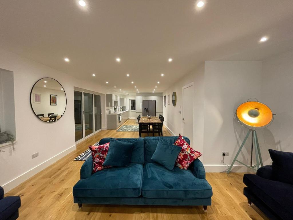 Addlestone Exquisite 6 double bedrooms and 3 Bathroom Detatched House 9 photo 2