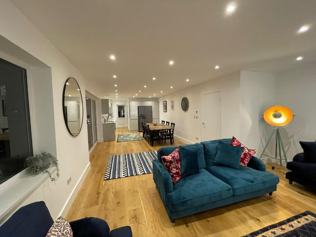 Addlestone Exquisite 6 double bedrooms and 3 Bathroom Detatched House 9 photo 3