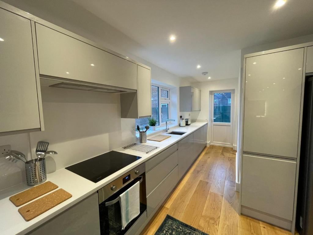 Addlestone Exquisite 6 double bedrooms and 3 Bathroom Detatched House 9 photo 4