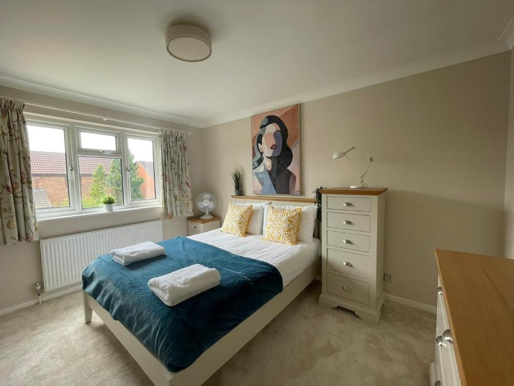 Addlestone Stylish Modern 3 bedroom house 6 photo 1