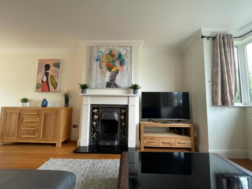 Addlestone Stylish Modern 3 bedroom house 6 photo 2