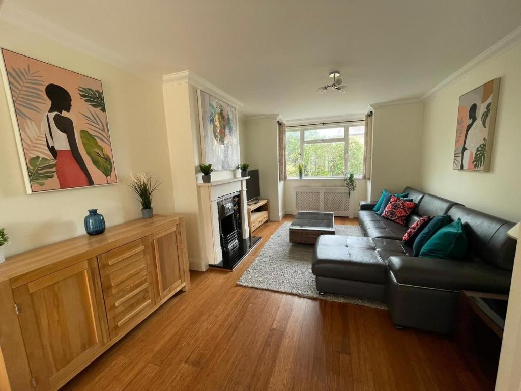Addlestone Stylish Modern 3 bedroom house 6 photo 3
