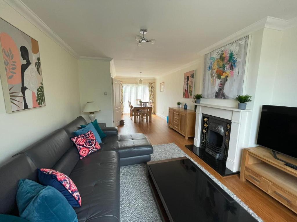 Addlestone Stylish Modern 3 bedroom house 6 photo 4
