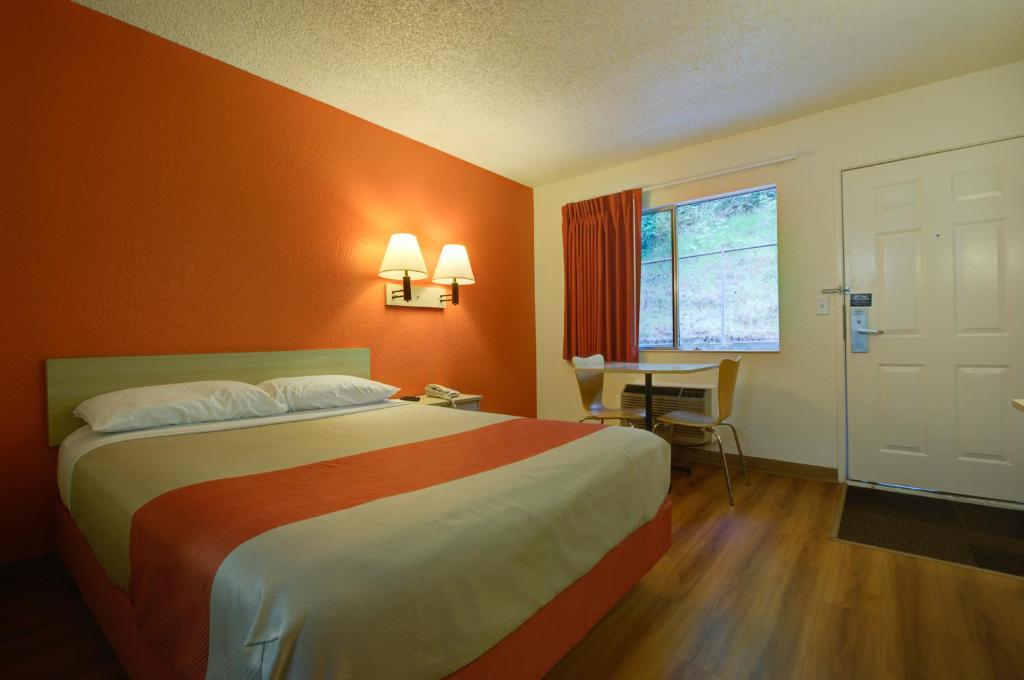Motel 6 Seattle, WA - Airport Room Type - Queen Room