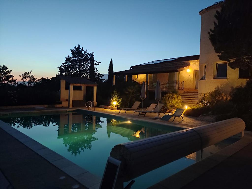 Lorgues, La Tourelle, immense piscine, plongeoir, vue, au grand calme photo 2