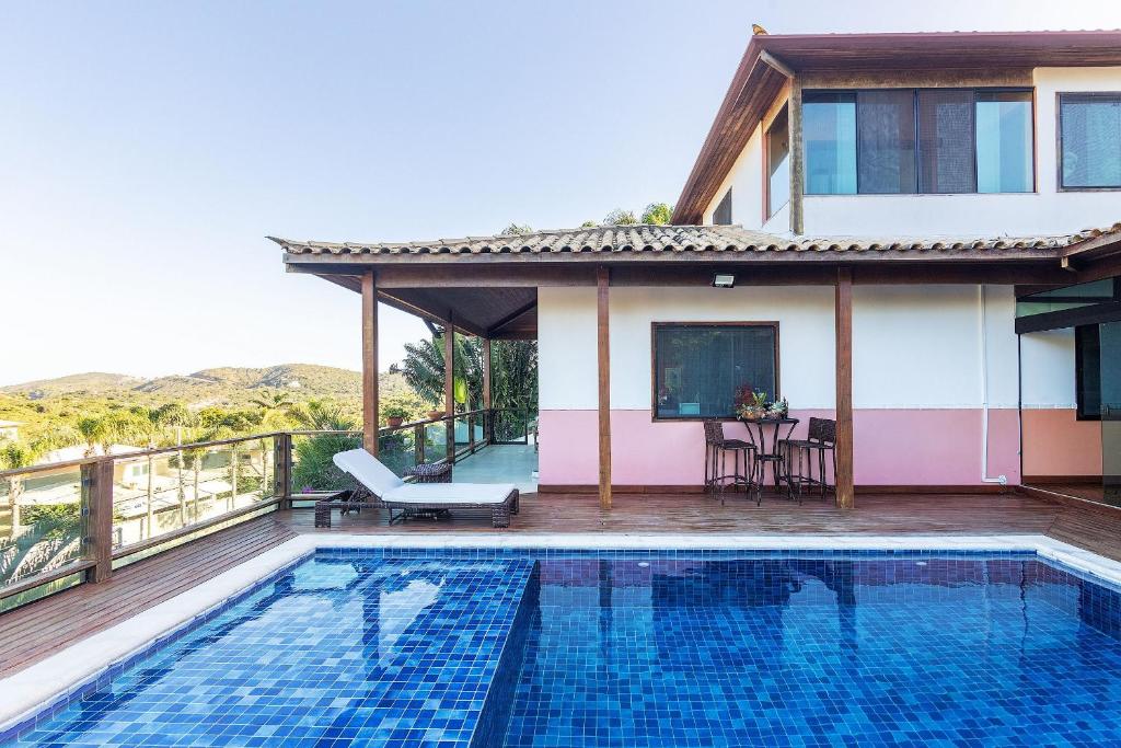 Casa de alto padrao a 400 metros da praia brava