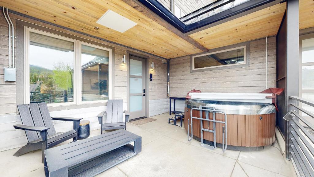 Winter Park Condo w/Hot Tub & 4 Mi to Skiing photo 4