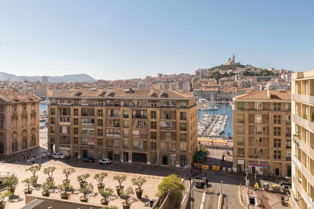 Splendide vue sur ND de la Garde et le Vieux Port photo 2