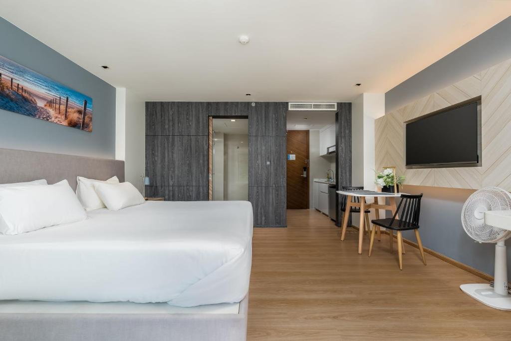 La Vita квартира у моря S2201 by IBG Property photo 4