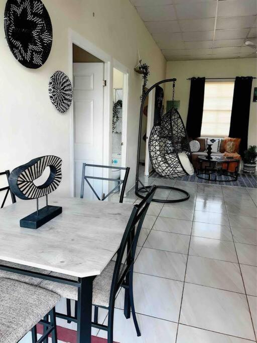 Cozy 2 bedroom Home 10 min from Airport photo 3
