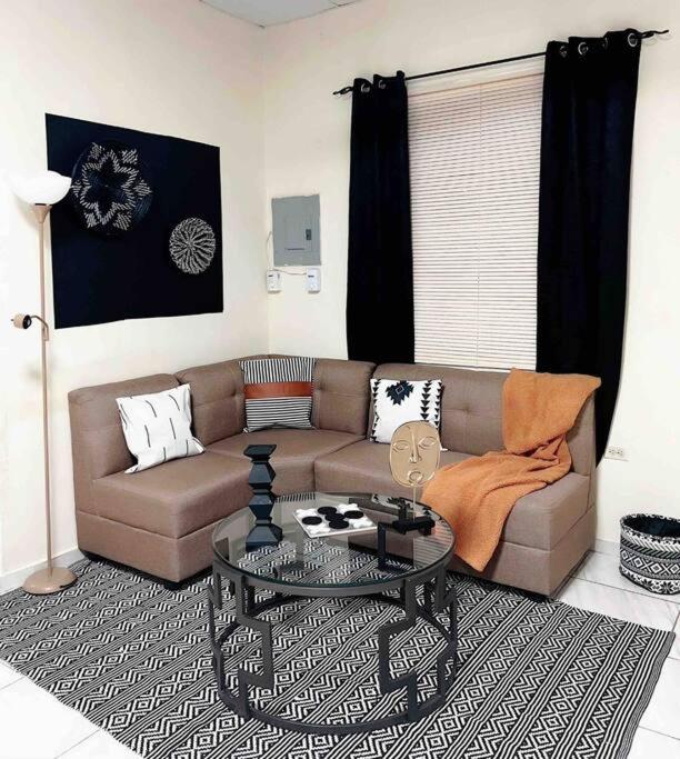 Cozy 2 bedroom Home 10 min from Airport photo 2