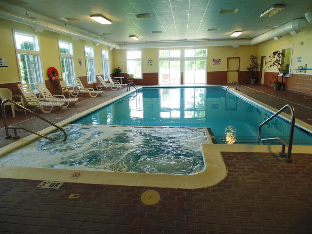 American Inn and Suites Houghton Lake photo 4