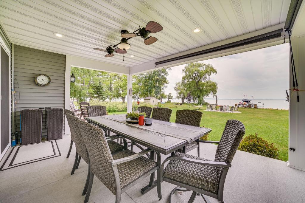 Houghton Lake Home with Private Dock and Kayaks! photo 1