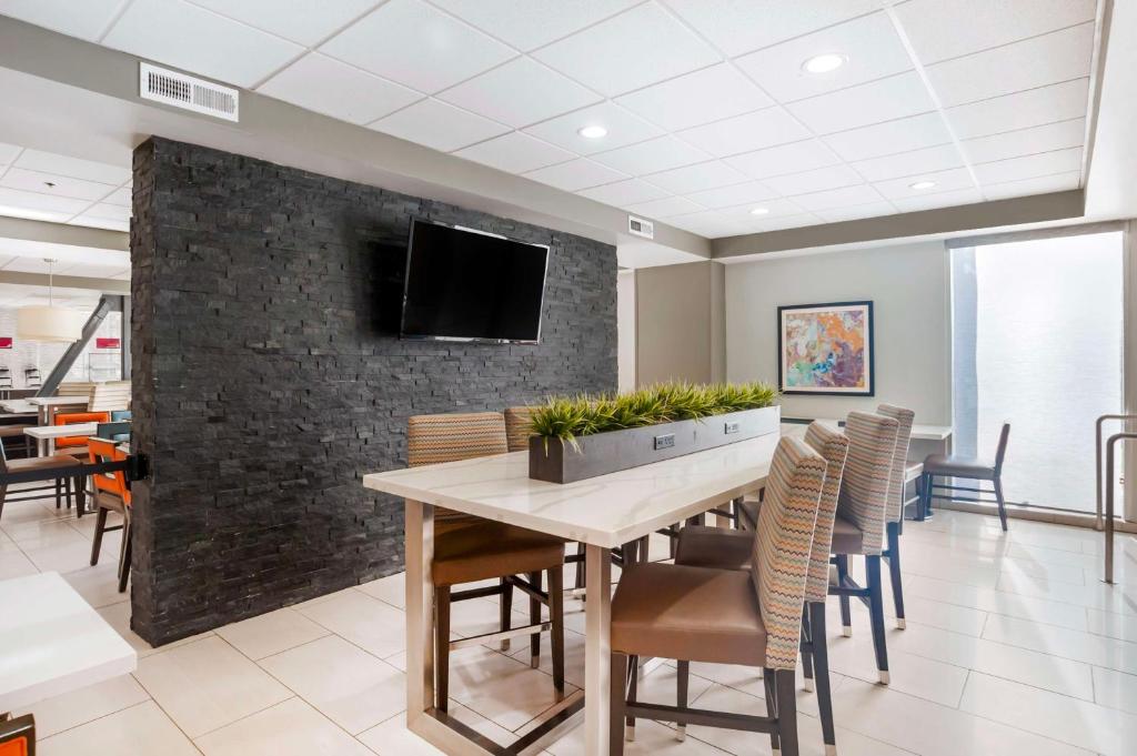 Best Western Plus Commerce Hotel photo 4