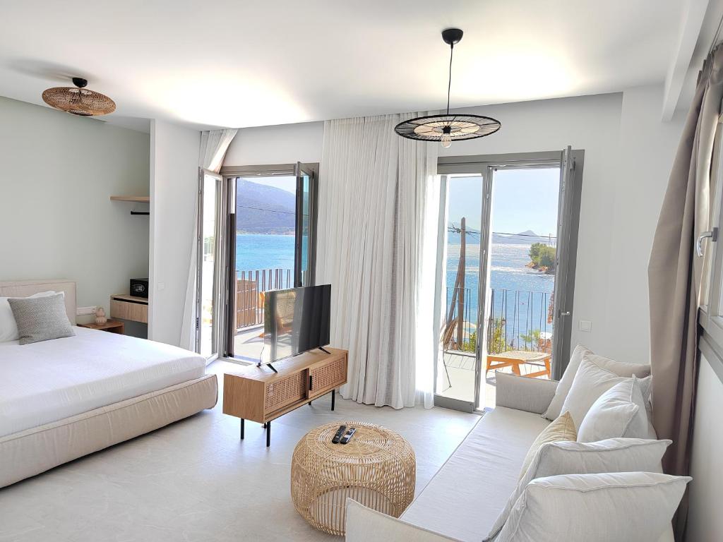 Trizonia Mare Suites photo 3