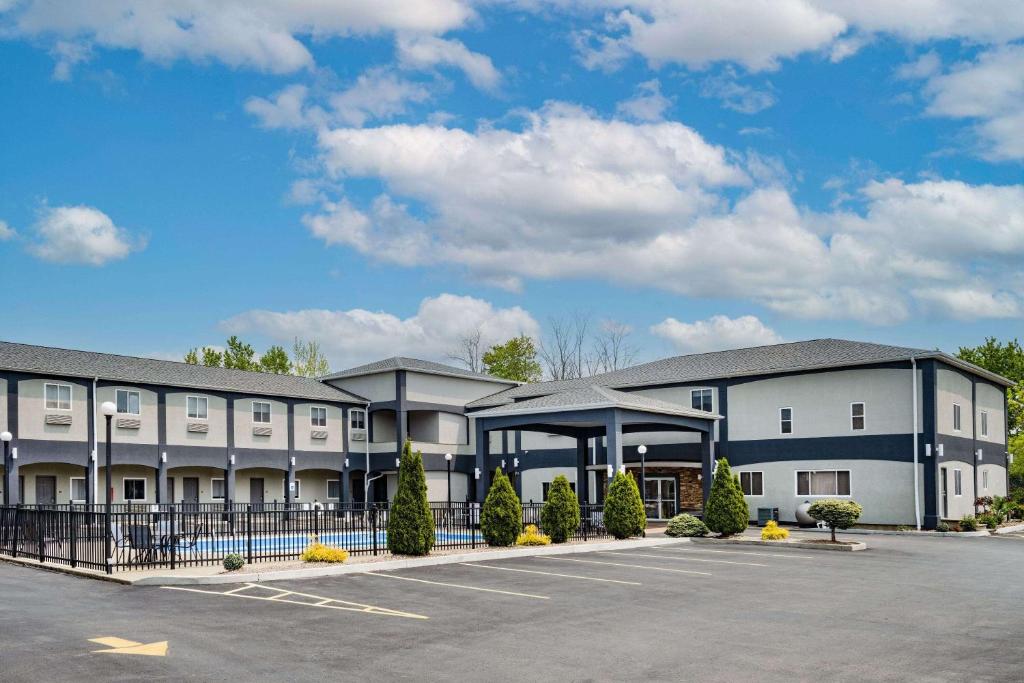 Days Inn & Suites by Wyndham Niagara Falls/Buffalo photo 1