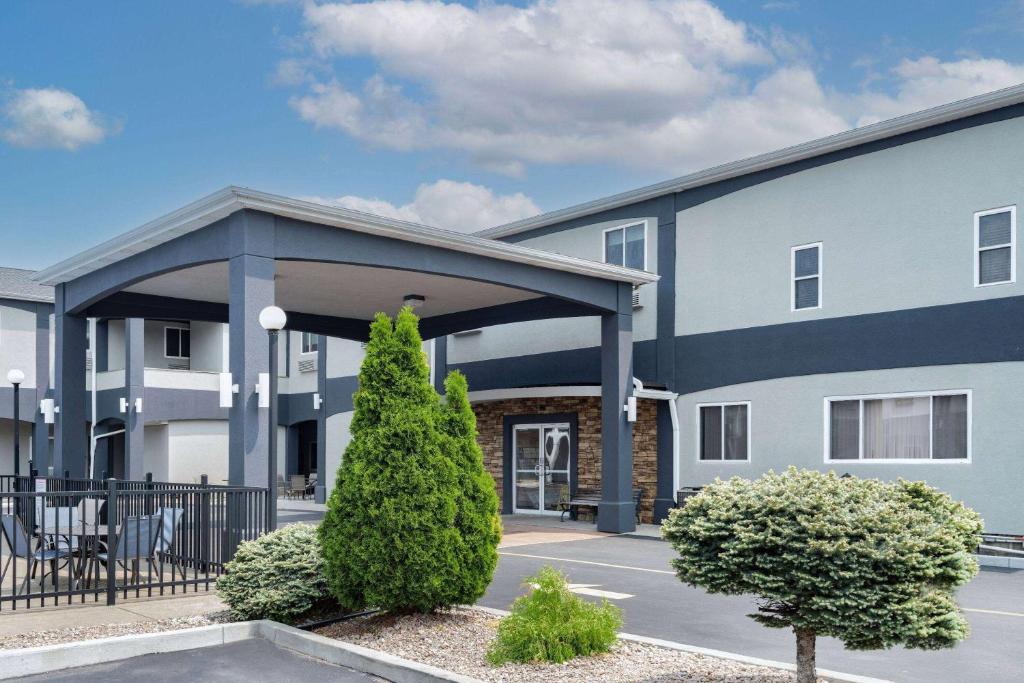 Days Inn & Suites by Wyndham Niagara Falls/Buffalo photo 2