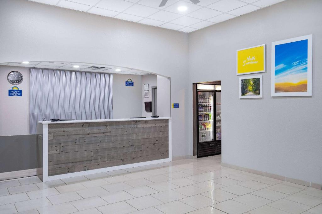 Days Inn & Suites by Wyndham Niagara Falls/Buffalo photo 3
