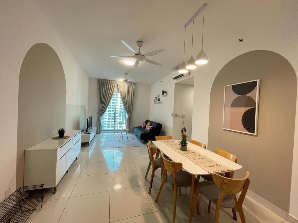 Inspirasi Mont Kiara 3 Rooms Balcony Free WIFI & Carpark By The Homez photo 1