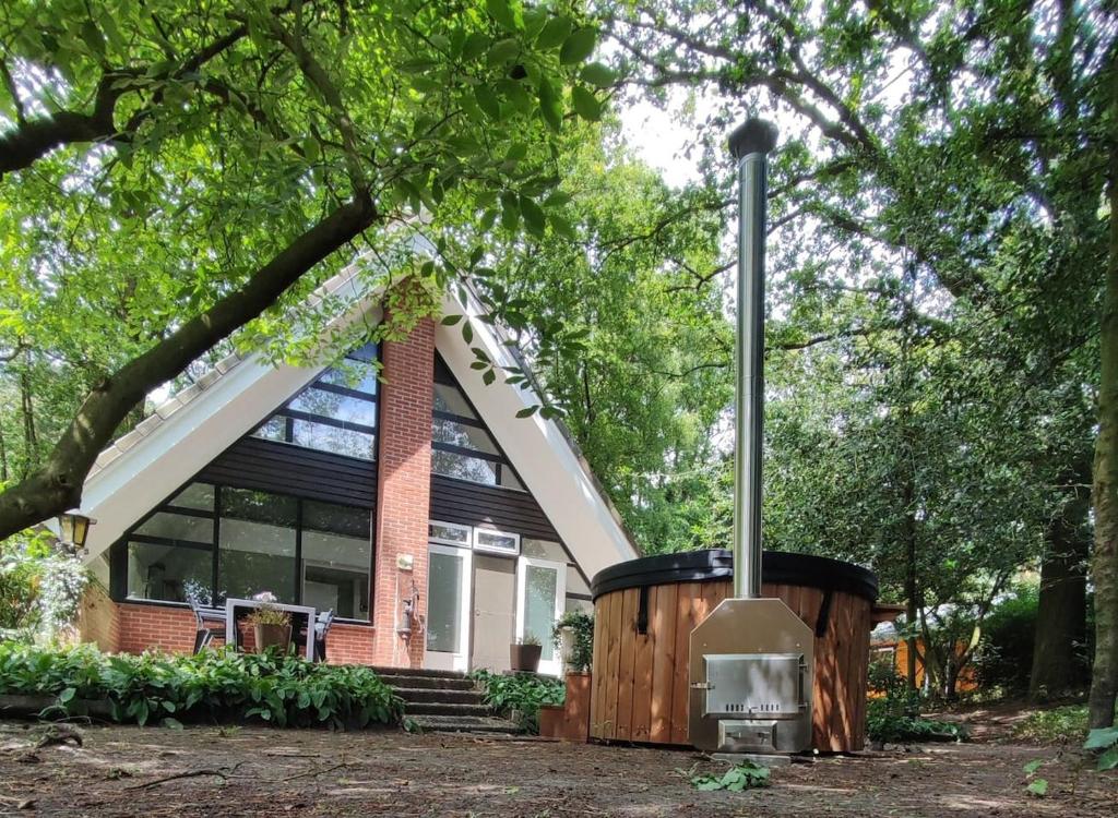 Stylish cottage in the woods near National Park with private hot tub Free WiFi and parking