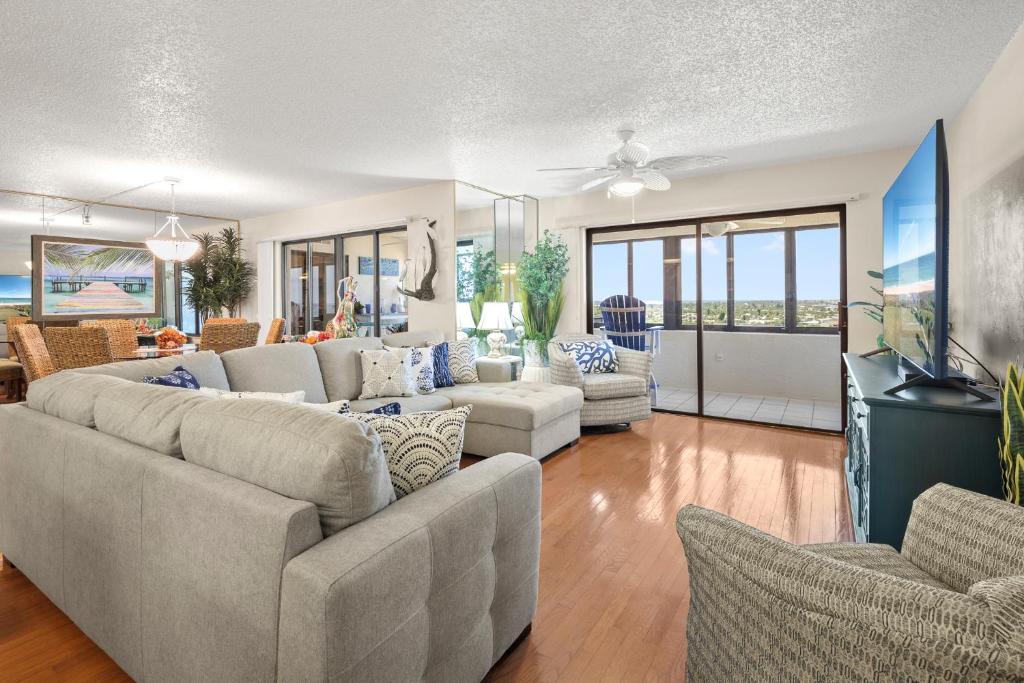 Oceanfront Penthouse 11b photo 2