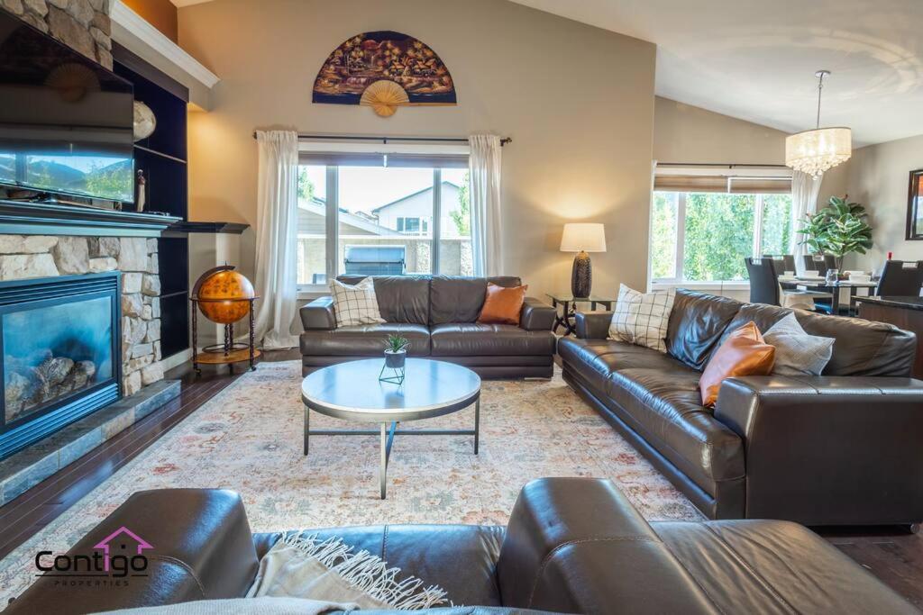 Luxury Retreat, Sleeps 12, AC, Patio, 5 min to YQL photo 1