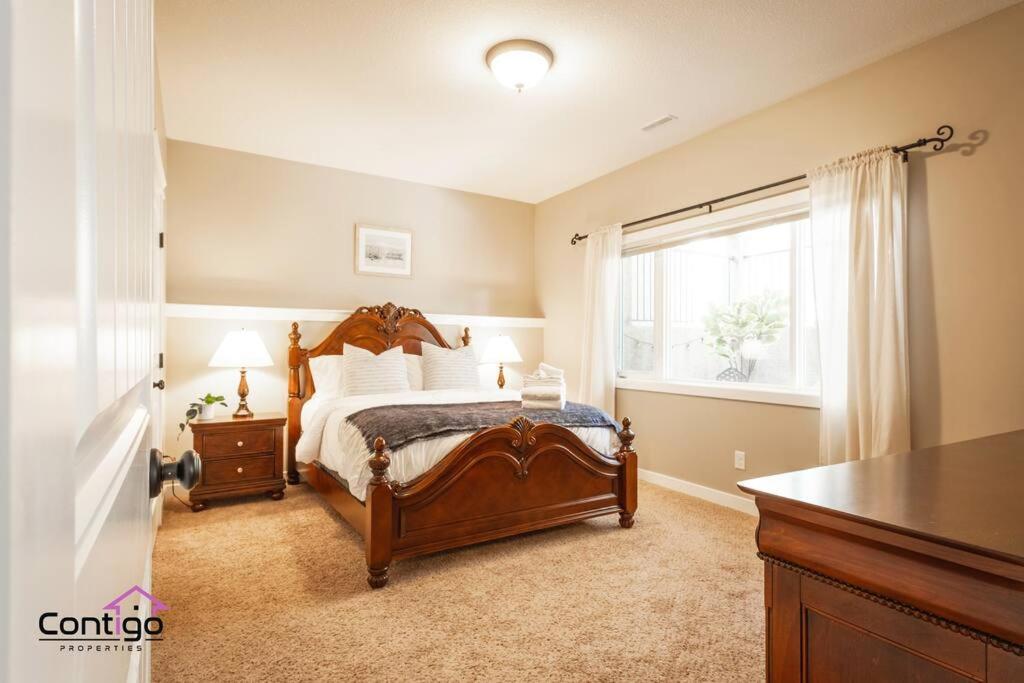 Luxury Retreat, Sleeps 12, AC, Patio, 5 min to YQL photo 2