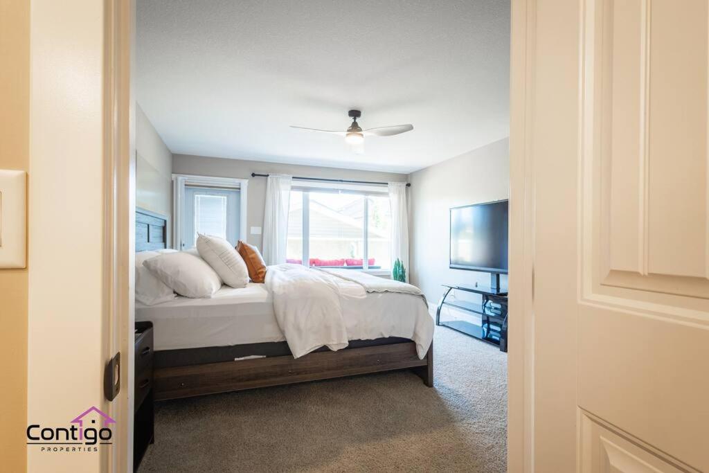 Luxury Retreat, Sleeps 12, AC, Patio, 5 min to YQL photo 4