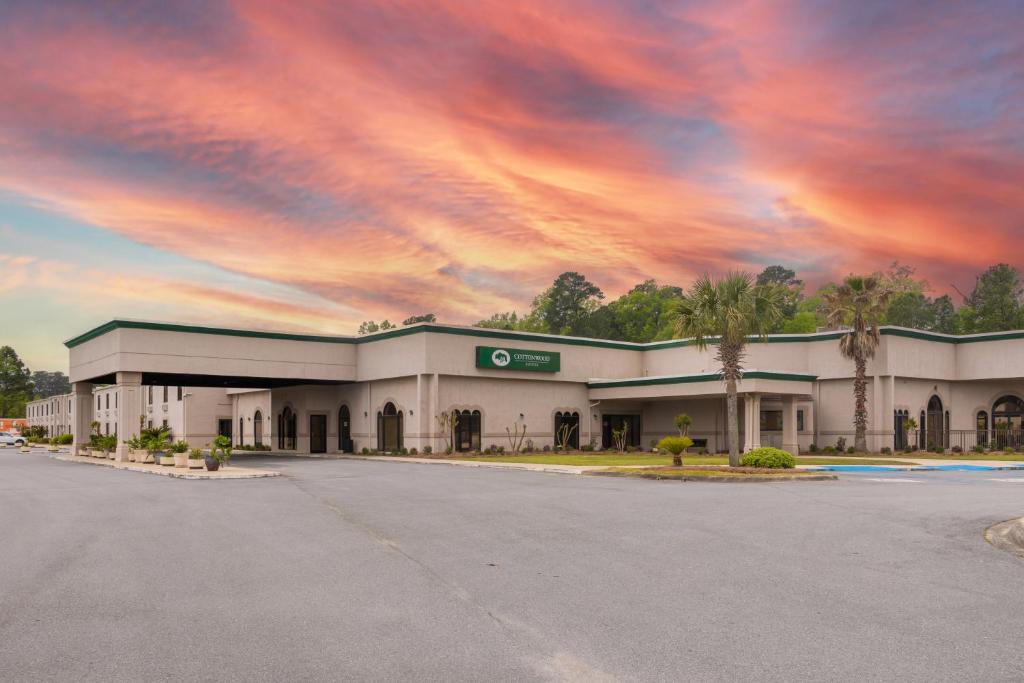 Cottonwood Suites Savannah Hotel & Conference Center image