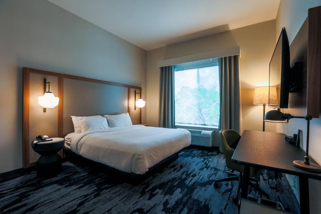 Fairfield Inn & Suites Marquette - Tap to explore photos