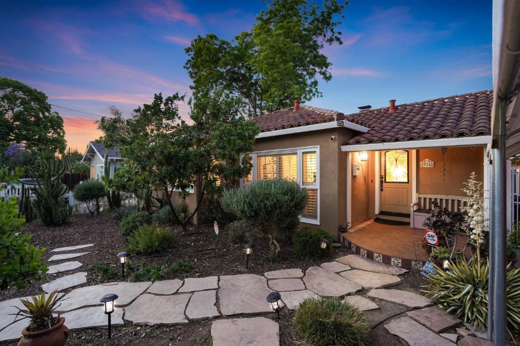 Relax in a Gorgeous 6 Person Quaint Home photo 3