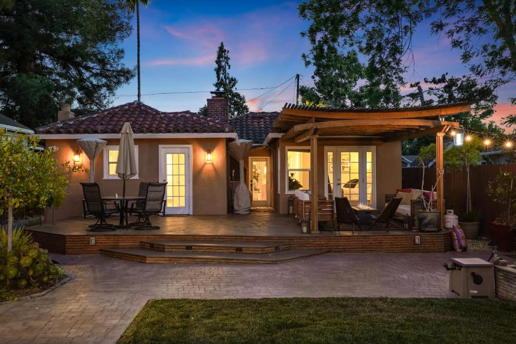 Relax in a Gorgeous 6 Person Quaint Home photo 2