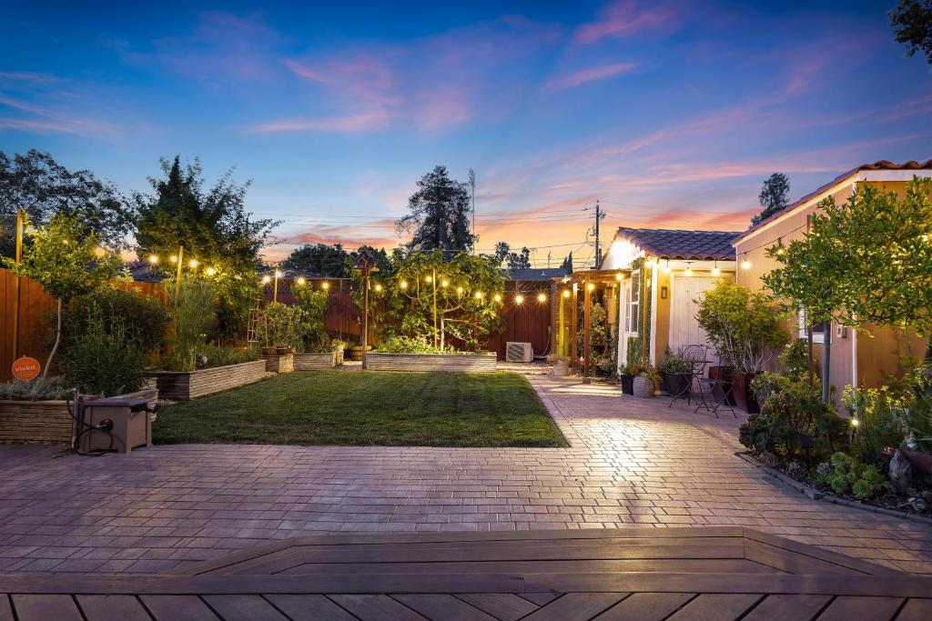 Relax in a Gorgeous 6 Person Quaint Home photo 4