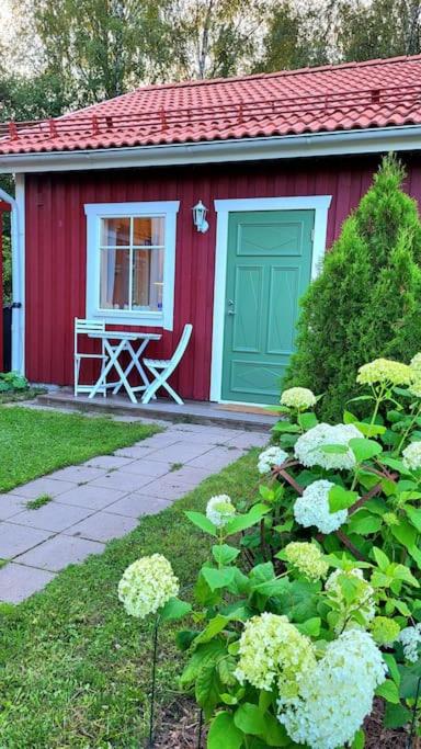 Cabin located in a traditionally Swedish setting! photo 2