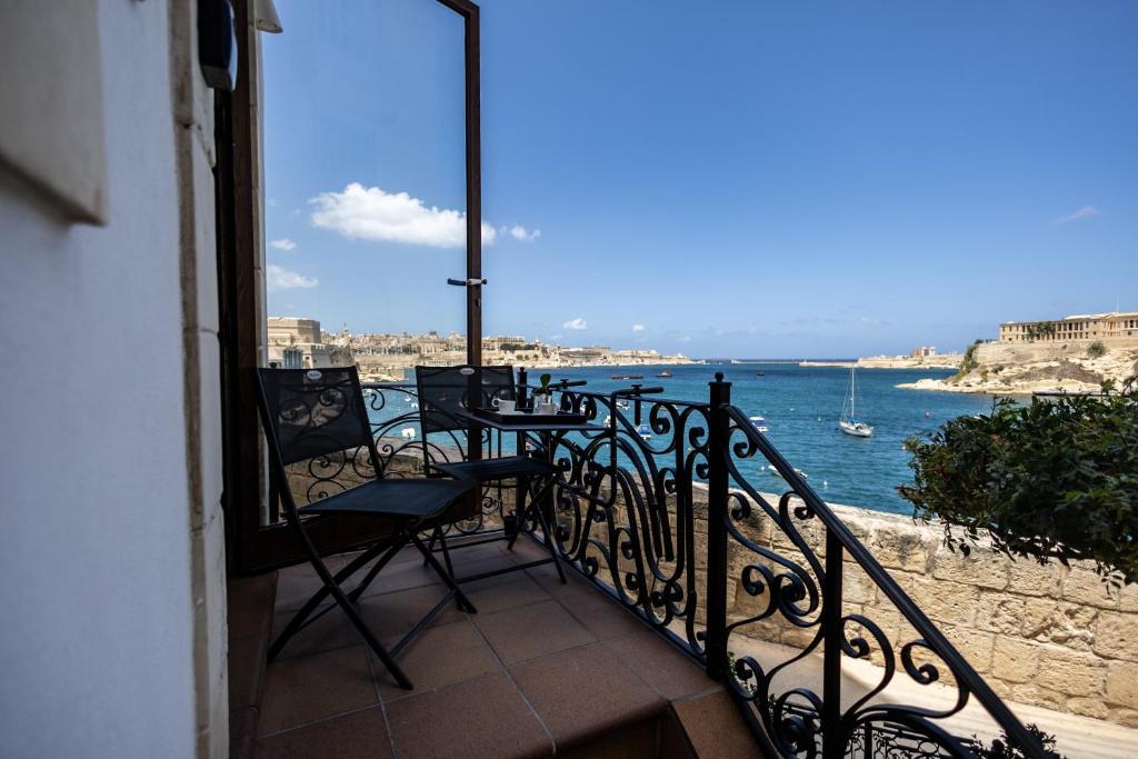 BLUE EYE - Waterfront home in a scenic location photo 3