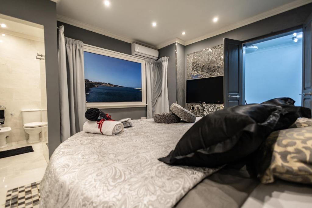 BLUE EYE - Waterfront home in a scenic location photo 2