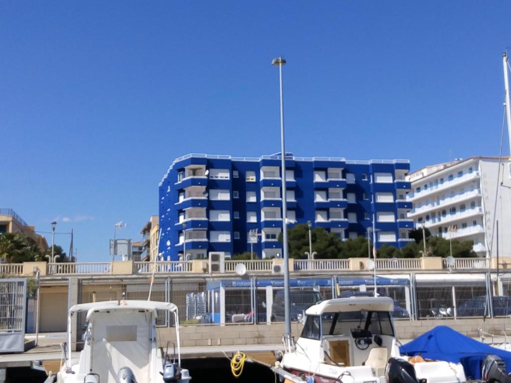 1ª linea reformado y frente al puerto deportivo Firmamos contrato si el cliente lo solicita aunque es necesario hacer la reserva para poder comunicarse photo 2