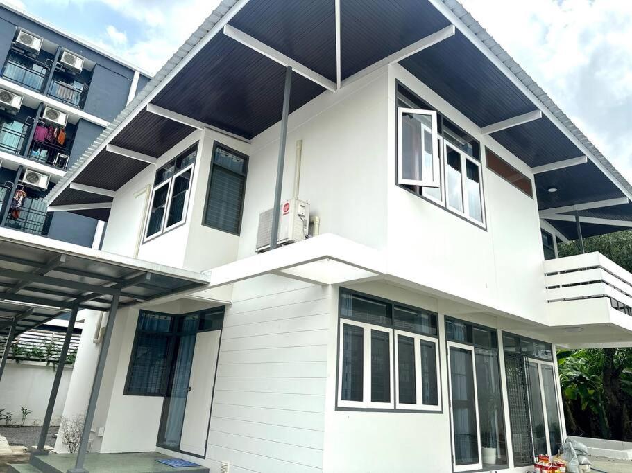 Sukhumvit villa/花園私密獨棟5房/輕軌步行3分鐘/預定3天送接機服務