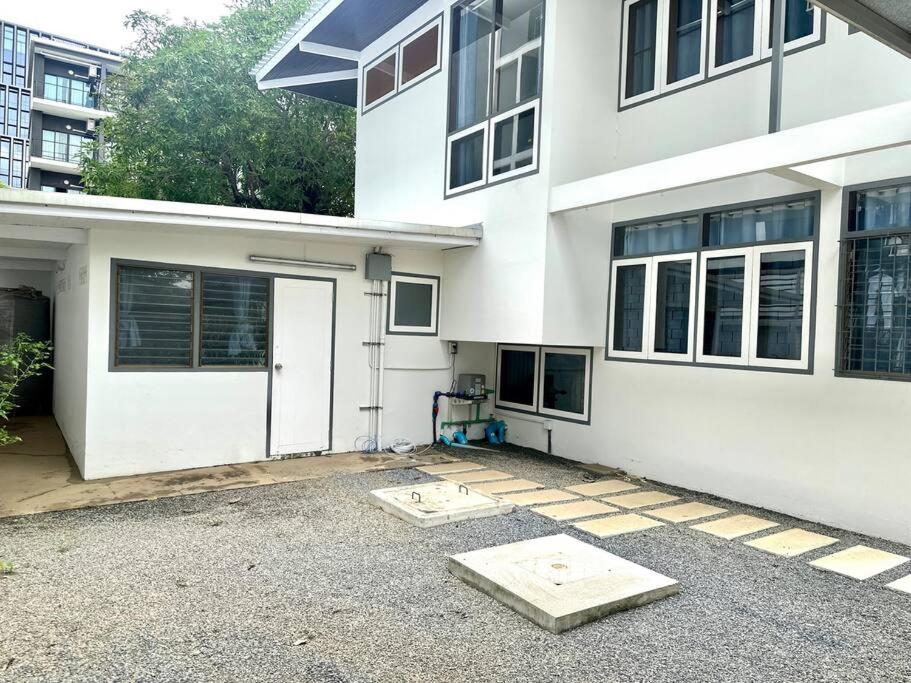 Sukhumvit villa/花園私密獨棟5房/輕軌步行3分鐘/預定3天送接機服務 photo 1