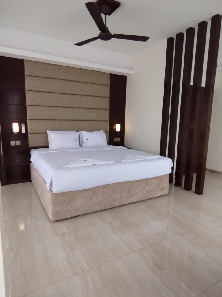 White Park Hotel & Suites photo 1