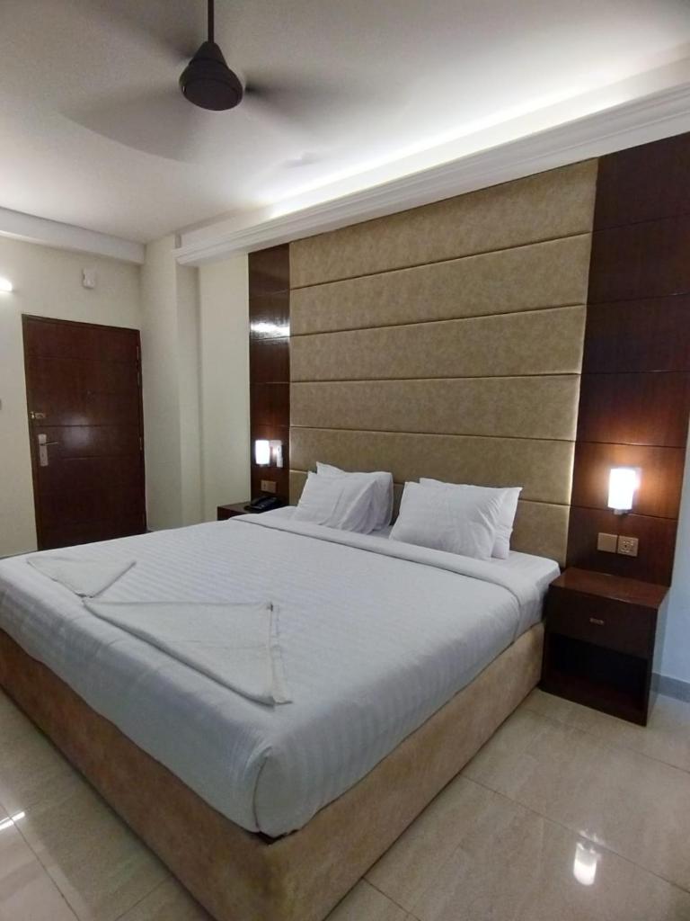 White Park Hotel & Suites photo 2