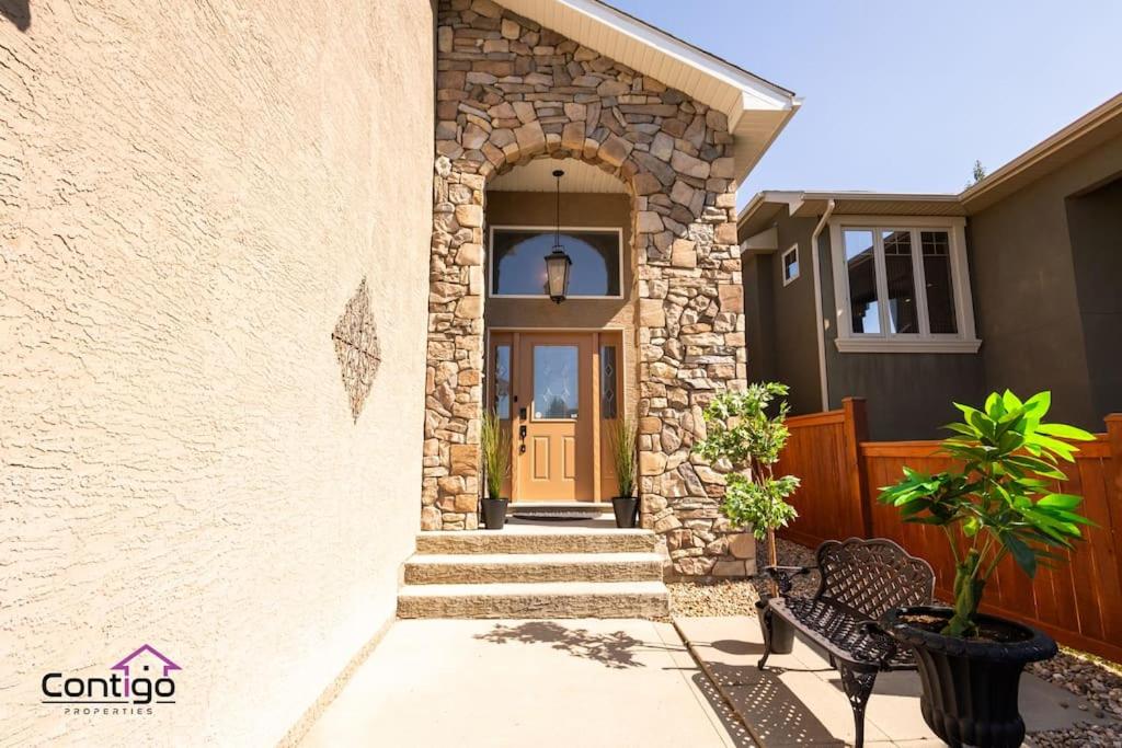 Lux Haven, Sleeps 8, AC, Balcony, Close to YQL photo 3