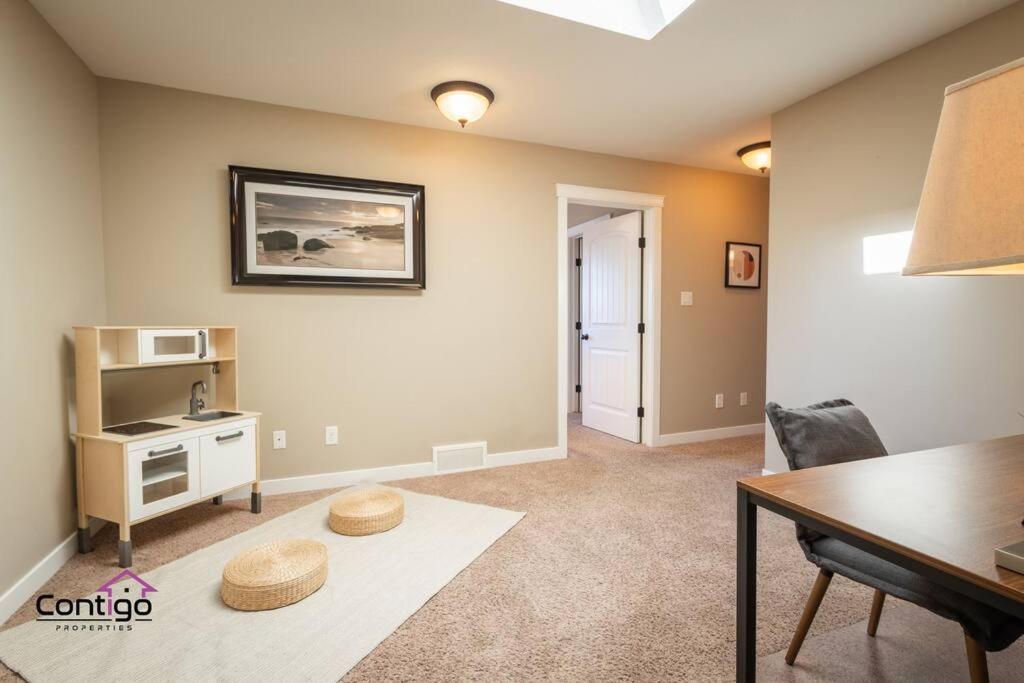 Lux Haven, Sleeps 8, AC, Balcony, Close to YQL photo 4