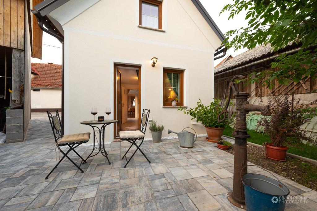 Cherry house - cosy house - ideal for bear watching, in the neighborhood of the medieval Snežnik castle photo 2